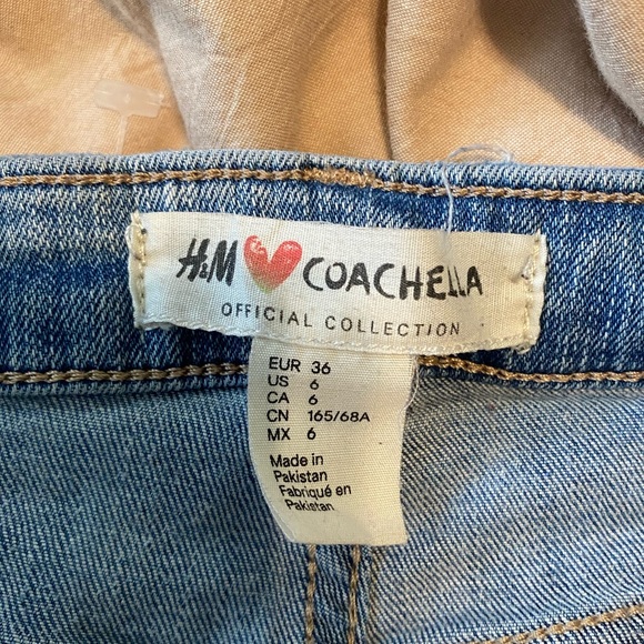 H&M Star embroidered Denim Jeans. Light wash, mid rise, size 6 - Picture 5 of 5